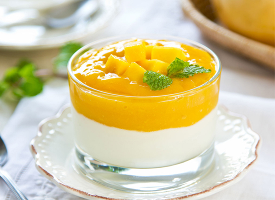Yogurt with mango cream